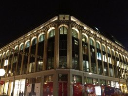 <p>Seinen hanseatischen Glanz strahlt das über 100 Jahre alte Kontorhaus noch heute aus. Wer hier shoppen geht, erlebt gleichermaßen Modernität und Tradition. Vor kurzem erst wurde das Kaufmannshaus von einem New Yorker Architektenteam&nbsp; auf vielbeachtete Weise neugestaltet. Das Gebäude selbst ist mit seinem lichtdurchfluteten Atrium ein traditionelles Hamburger Kontorhaus. 1905 wurde es im prächtigen hanseatischen Gründerzeitstil erbaut.</p>
