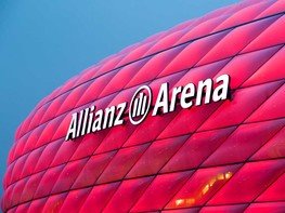<p>In der offenen Landschaft und von weitem sichtbar steht die Allianz Arena und prägt seit 2005 als architektonischer Lichtkörper den Norden Münchens. Die beleuchtete Membranfassade der Allianz Arena ist, mit 29‘000m², die weltweit Größte seiner Art. Die Hinterleuchtung der gesamten, über 35 Meter hohen Fassadenfläche gibt dem Gebäude seinen unverwechselbaren Charakter.</p>
