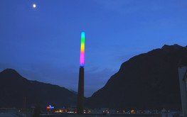 <p>Licht weckt Emotionen, kann aber auch kommunizieren. Ein beeindruckendes Beispiel hierfür ist der Leuchtturm Bürs in Vorarlberg. Auf den ersten Blick eine Landmarke, die mit dynamischem Licht den Betrachter fasziniert. Wer Morsezeichen versteht, sieht mehr!</p>

<p>&nbsp;</p>

<p><a href="http://lichtundmediensysteme.de/de/lighting-systems/referenzen/leuchtturm-buers" target="_blank"><u>mehr...</u></a></p>
