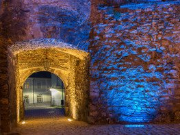 <p>Die neue farbdynamische Beleuchtungsanlage am Fischertor in Hainburg, Österreich macht den geschichtsträchtigen Ort auf eine neue, intensive Weise erlebbar und akzentuiert das Denkmal auf eine sehr charakteristische Art und Weise.</p>

<p>&nbsp;</p>

<p><u><a href="https://lichtundmediensysteme.de/de/lighting-systems/referenzen/fischertor_hainburg">mehr...</a></u></p>
