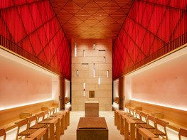 <p>Die Symbiose der Grundmaterialien Glas, Holz und Stein macht die neue Seminarkirche des Erzbischöflichen Priesterseminars zu Paderborn zu einem einzigartigen Gebetserlebnis.</p>

<p>&nbsp;</p>

<p><strong>Gewinner des&nbsp;Deutschen Lichtdesign-Preis 2019!</strong><br />
&nbsp;</p>

<p>Wir gratulieren herzlich dem Büro&nbsp;<br />
<strong>arens faulhaber lichtplaner</strong></p>
