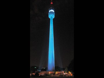 <p>Letzte Woche konnten wir die neue Beleuchtung des Florianturms in Dortmund einschalten. Mit seiner Höhe von 209 m ist der Turm ein Wahrzeichen des Ruhrgebiets und weithin sichtbar. Wir freuen uns, Ihnen die ersten Eindrücke von der Inbetriebnahme zeigen zu können.</p>
